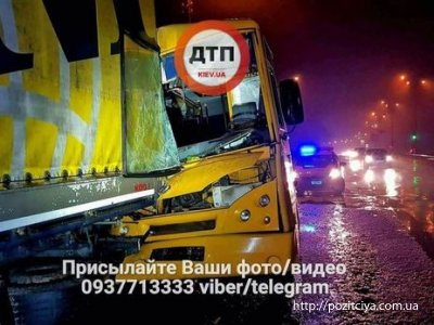 ДТП в Киеве. Маршрутка врезалась в фургон, есть пострадавшие ДТП в Киеве. Маршрутка врезалась в фургон, есть пострадавшие