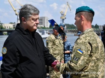 Скандал с Порошенко в Николаеве: Руководство ВМС уволило морпехов, отказавшихся снимать черные береты