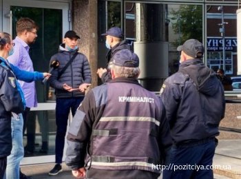 Журналистов "Схем" избили в кабинете председателя правления Укрэксимбанка