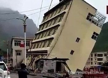 В Китае пятиэтажка упала в реку