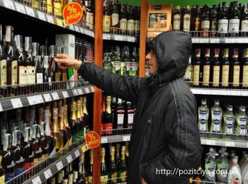 В России мужчина выпил бутылку водки в супермаркете и отказался платить