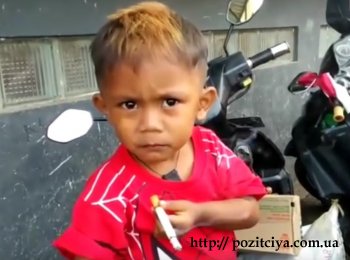 В Индонезии 2-летний мальчик выкуривает по 40 сигарет в день