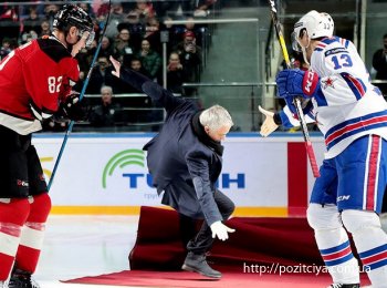 Моуриньо посетил Россию, где в матче КХЛ умудрился упасть на лед