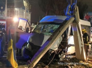 В Мелитополе микроавтобус врезался в столб, есть пострадавшие