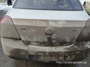 В Запорожье водитель ранил ножом коммунальщика, потому что тот испачкал машину противогололедной смесью