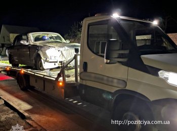 В Запорожье пьяная автоледи протаранила припаркованный автомобиль и скрылась с места ДТП