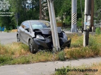 ДТП в Запорожье: Водитель кроссовера повредил электроопору