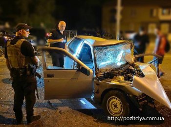 В Запорожье произошло смертельное ДТП: тело погибшего водителя доставали из авто спасатели