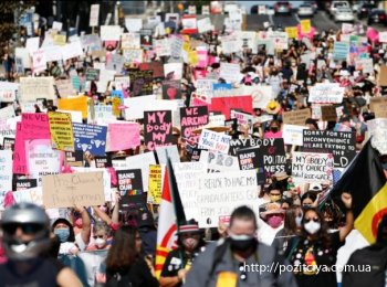 США охоплені акціями протесту через скасування права на аборт
