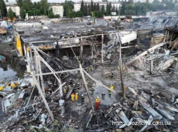 Обстрел Кременчуга: спасатели продолжают разбирать завалы