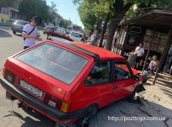 ДТП в центре Запорожья: автомобиль едва не влетел в остановку транспорта
