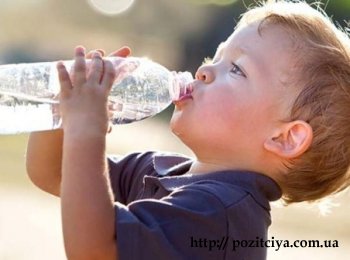 Скільки рідини на день потрібно пити дітям?
